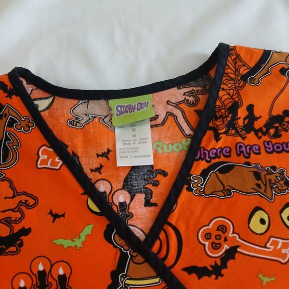 Scooby-Doo Scrub Top Women M Orange Halloween Holiday Medical Uniform Nursing - Picture 4 of 13